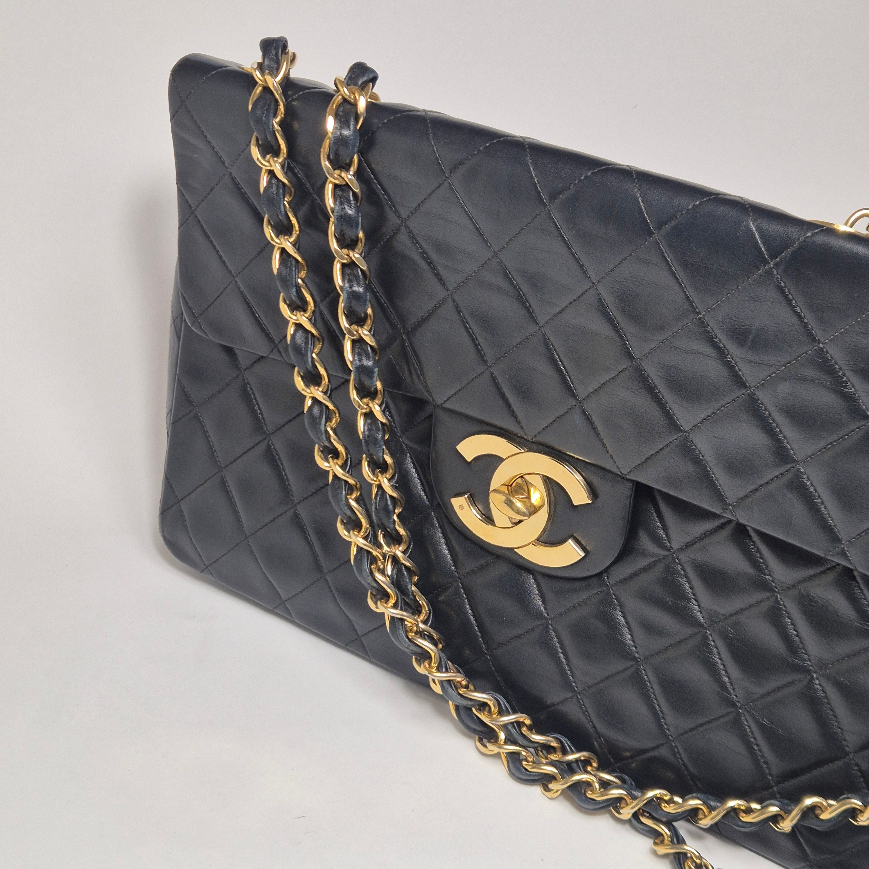 CHANEL Matelasse Maxi Classic Flap (Z3)